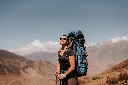 Hiker on peak, Annapurna Circuit, the Himalayas,  Dhaulagiri and Tukuche mountains in background, Muktinath, Nepal Foto de stock - Sin royalties Premium, Código: 614-09178171