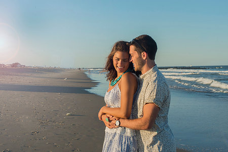 Romantic young couple hugging on beach,  Spring Lake, New Jersey, USA Foto de stock - Sin royalties Premium, Código: 614-09178209