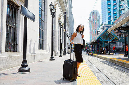 simsearch:614-09178240,k - Businesswoman waiting on light rail platform Foto de stock - Sin royalties Premium, Código: 614-09178217