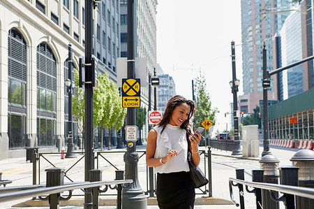 simsearch:614-09178221,k - Businesswoman using cellphone by barriers Foto de stock - Royalty Free Premium, Número: 614-09178237