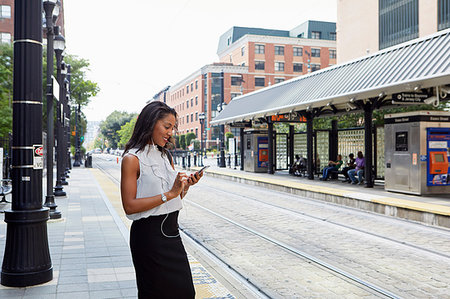 simsearch:614-09178221,k - Businesswoman using cellphone in light rail station Foto de stock - Royalty Free Premium, Número: 614-09178260