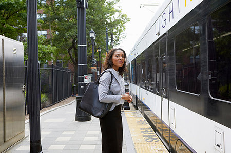 simsearch:614-09178240,k - Businesswoman on platform by train Foto de stock - Sin royalties Premium, Código: 614-09178270