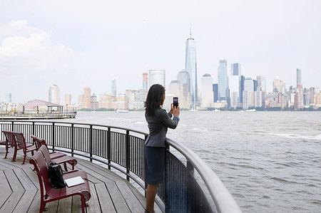 simsearch:614-09178279,k - Businesswoman taking photograph of New York City skyline Foto de stock - Sin royalties Premium, Código: 614-09178304