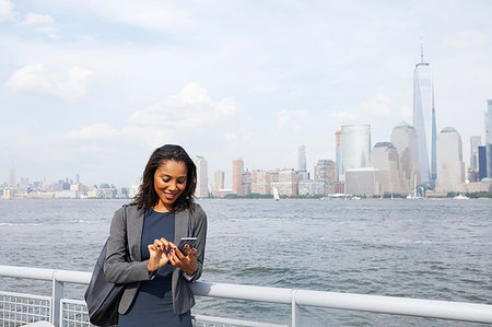 simsearch:614-09178279,k - Businesswoman using cellphone, New York City skyline in background Stockbilder - Premium RF Lizenzfrei, Bildnummer: 614-09178319