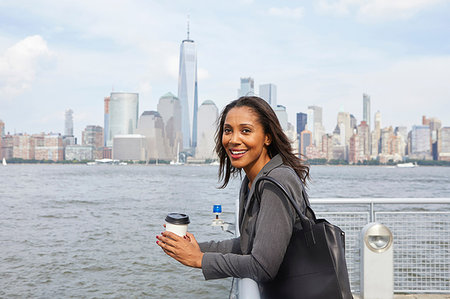 simsearch:614-08148377,k - Businesswoman taking coffee break, New York City skyline in background Stockbilder - Premium RF Lizenzfrei, Bildnummer: 614-09178328