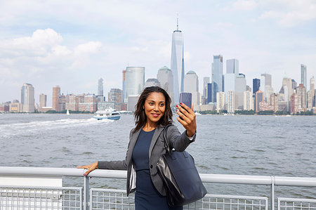 Businesswoman taking selfie, New York, US Foto de stock - Sin royalties Premium, Código: 614-09178329