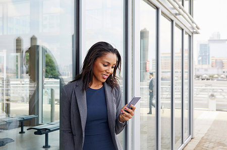 simsearch:614-09178240,k - Businesswoman using cellphone outside ferry terminal Foto de stock - Sin royalties Premium, Código: 614-09178323