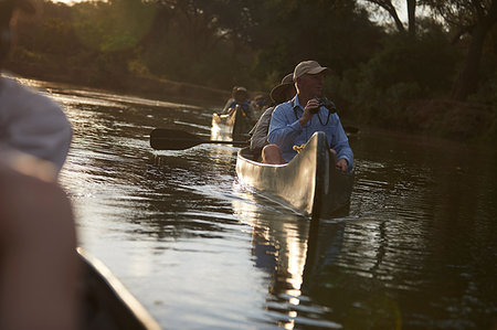 person in canoe - Tourists canoeing on safari, Zambezi, Zambia Foto de stock - Sin royalties Premium, Código: 614-09178359