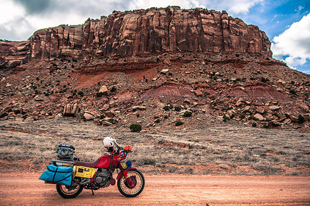 Motorcycle on trad climbing route, Indian Creek, Moab, Utah, USA Foto de stock - Royalty Free Premium, Número: 614-09178376
