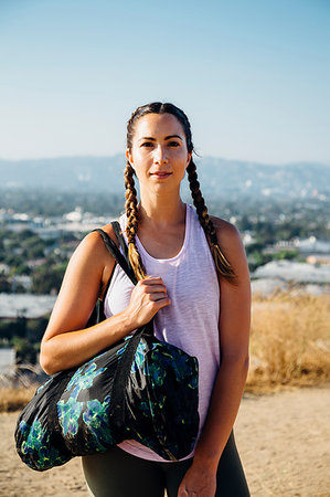 sporttasche - Woman carrying sports bag on hilltop, Los Angeles, US Foto de stock - Sin royalties Premium, Código: 614-09178425