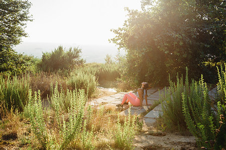 simsearch:614-09178436,k - Woman relaxing among shrubs on hilltop Stockbilder - Premium RF Lizenzfrei, Bildnummer: 614-09178436