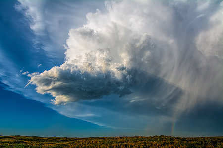 sobrecogimiento - Tiny, low-precipitation supercell storm spins produces skinny funnel near Mobeetie, Texas Foto de stock - Sin royalties Premium, Código: 614-09178496