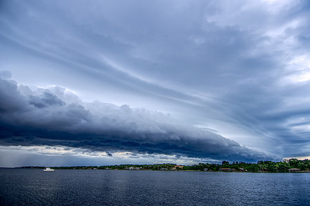 simsearch:614-09178488,k - A shelf cloud moves over the Indian River Lagoon as a storm approaches, Melbourne, Florida Foto de stock - Sin royalties Premium, Código: 614-09178498