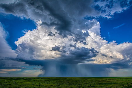 Beautiful supercell storm drops rain and hail in microburst near Chappell, Nebraska, rain foot curls upward Photographie de stock - Premium Libres de Droits, Code: 614-09178492