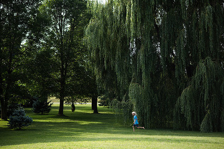 Boy playing under willow tree Foto de stock - Sin royalties Premium, Código: 614-09178511