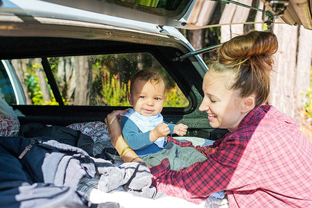 simsearch:649-06830000,k - Mid adult woman with baby son sitting up in car boot Stock Photo - Premium Royalty-Free, Code: 614-09183042