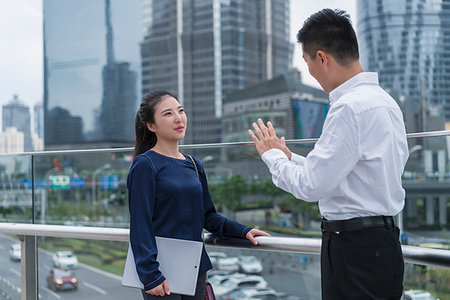 simsearch:614-09110706,k - Young businesswoman and man talking on balcony in city financial district, Shanghai, China Foto de stock - Sin royalties Premium, Código: 614-09183106