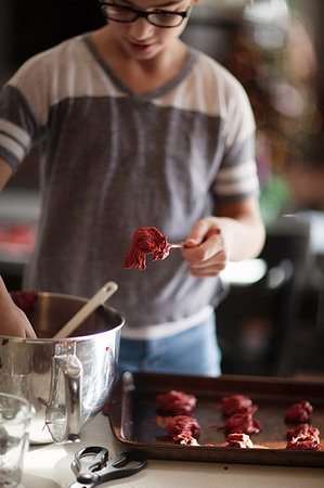 simsearch:649-08060378,k - Girl putting christmas cookie dough on baking tray Foto de stock - Sin royalties Premium, Código: 614-09183160