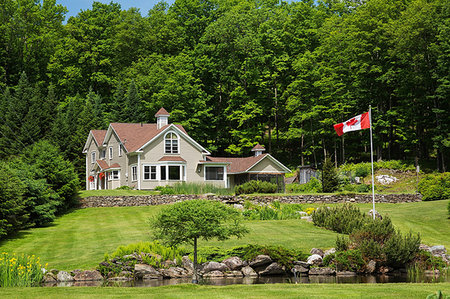 simsearch:614-09159577,k - 1990s Contemporary Victorian style country home with garden pond and Canadian flag Foto de stock - Sin royalties Premium, Código: 614-09183194