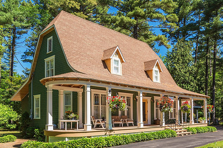 simsearch:614-09159577,k - 1920s house with green cedar wood shingle siding and white trim bell roof Foto de stock - Sin royalties Premium, Código: 614-09183197