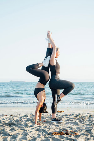 Friends doing exercises on beach Stock Photo - Premium Royalty-Free, Code: 614-09198123