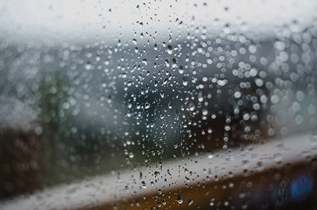 simsearch:632-05991589,k - Raindrops on glass pane Photographie de stock - Premium Libres de Droits, Code: 614-09198138