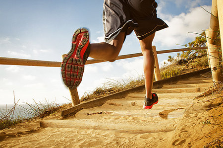 Man running on dirt path Foto de stock - Sin royalties Premium, Código: 614-09209815