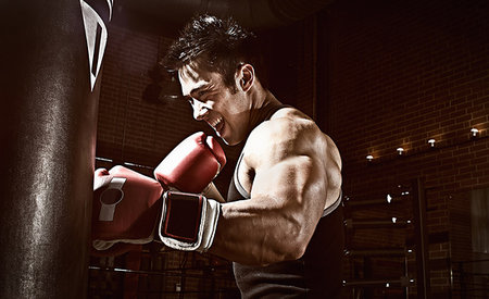 simsearch:614-07239993,k - Boxer training with punching bag Photographie de stock - Premium Libres de Droits, Code: 614-09209832