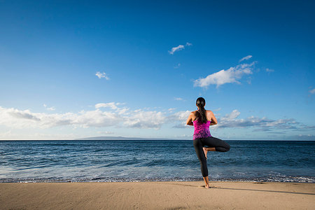 simsearch:400-04427380,k - Woman practicing yoga on beach Photographie de stock - Premium Libres de Droits, Code: 614-09209877