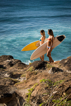simsearch:614-08868513,k - Surfers carrying boards on beach Photographie de stock - Premium Libres de Droits, Code: 614-09209871