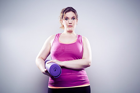 simsearch:614-09209942,k - Young woman holding yoga mat Photographie de stock - Premium Libres de Droits, Code: 614-09209934