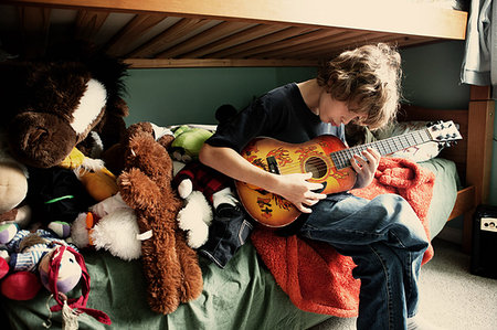 Boy playing guitar Fotografie stock - Premium Royalty-Free, Codice: 614-09209978