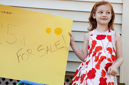 sell lemonade - Girl holding homemade lemonade for sale sign Photographie de stock - Premium Libres de Droits, Code: 614-09210045
