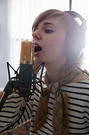 simsearch:614-08578427,k - Young woman singing into microphone Stock Photo - Premium Royalty-Free, Code: 614-09210187