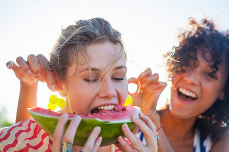 simsearch:614-06896003,k - Young woman eating watermelon as friend pulls her ears Stockbilder - Premium RF Lizenzfrei, Bildnummer: 614-09210283