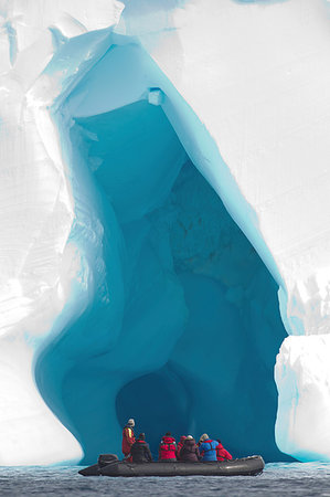 simsearch:614-08875801,k - Boat and iceberg, ice floe in the Southern Ocean, 180 miles north of East Antarctica, Antarctica Foto de stock - Sin royalties Premium, Código: 614-09210372