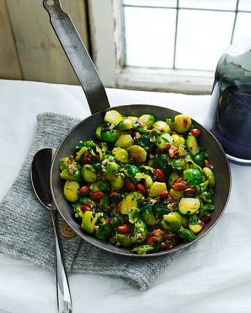 simsearch:700-03451646,k - Frying pan with organic brussel sprouts, herbs and nuts Photographie de stock - Premium Libres de Droits, Code: 614-09210405