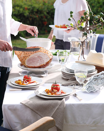 simsearch:649-09004585,k - Man carving christmas dinner in Australian sunlight Foto de stock - Sin royalties Premium, Código: 614-09210407