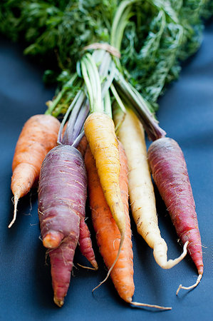 simsearch:649-07239330,k - Bunch of homegrown carrots Photographie de stock - Premium Libres de Droits, Code: 614-09210498
