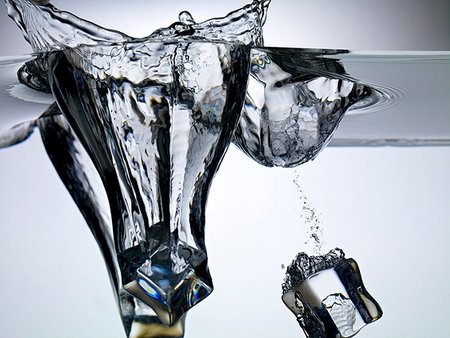 simsearch:614-06624533,k - Ice cubes dropping into water Foto de stock - Sin royalties Premium, Código: 614-09210556