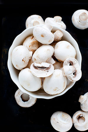 simsearch:614-06624594,k - Bowl of white mushrooms on black background Stock Photo - Premium Royalty-Free, Code: 614-09210648
