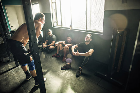 simsearch:649-07596669,k - Trainer talking to group of men in gymnasium Foto de stock - Sin royalties Premium, Código: 614-09210742