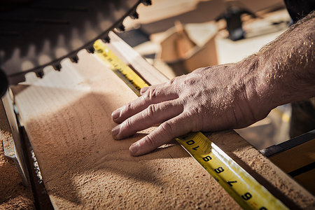 simsearch:614-08876584,k - Close up of male carpenter using tape measure in workshop Foto de stock - Royalty Free Premium, Número: 614-09211074