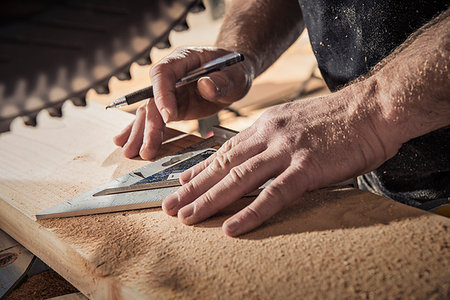Close up of male carpenter with set square in workshop Foto de stock - Sin royalties Premium, Código: 614-09211073