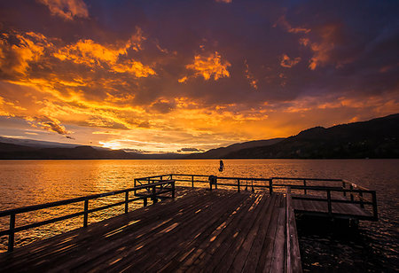 Young woman jumping off Wharf Park into Okanagan Lake in the South Okanagan Valley, Naramata, British Columbia, Canada Stock Photo - Premium Royalty-Free, Code: 614-09211122