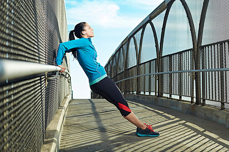 simsearch:614-06625291,k - Mid adult woman stretching on bridge Foto de stock - Sin royalties Premium, Código: 614-09211163