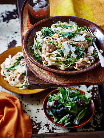 simsearch:614-08000377,k - Still life of tuna parmesan pasta, salad and spinach Photographie de stock - Premium Libres de Droits, Code: 614-09211226