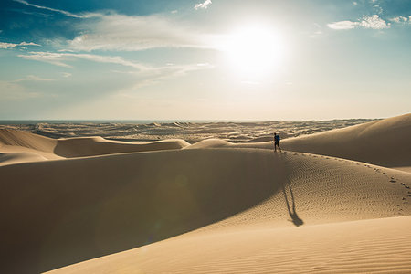 simsearch:400-04034980,k - Man hiking in Glamis sand dunes, California, USA Foto de stock - Royalty Free Premium, Número: 614-09211292