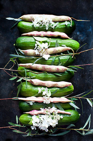simsearch:614-08908300,k - Cucumbers and pinto beans with flowers Stockbilder - Premium RF Lizenzfrei, Bildnummer: 614-09211335