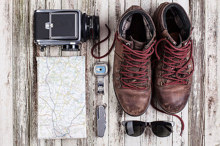 Still life of map with medium format camera and hiking boots Foto de stock - Royalty Free Premium, Número: 614-09211353